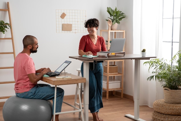 Arbeiten von zu Hause aus an einem ergonomischen Arbeitsplatz