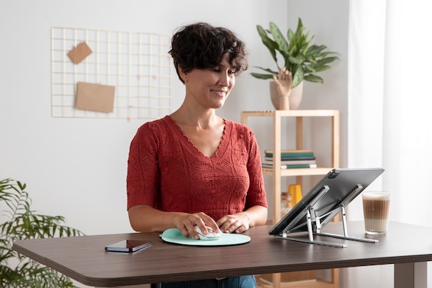 Arbeiten von zu Hause aus an einem ergonomischen Arbeitsplatz