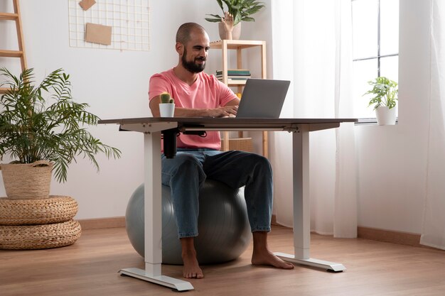 Arbeiten von zu Hause aus an einem ergonomischen Arbeitsplatz