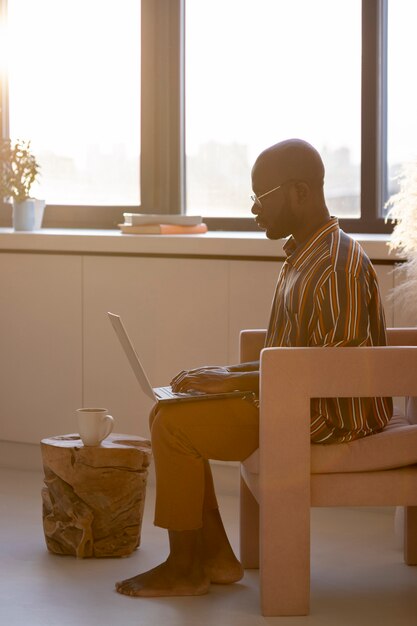 Arbeiten von zu Hause aus an einem ergonomischen Arbeitsplatz