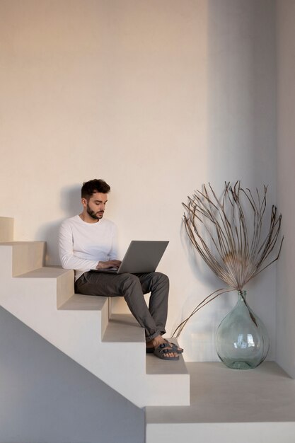 Arbeiten von zu Hause aus an einem ergonomischen Arbeitsplatz