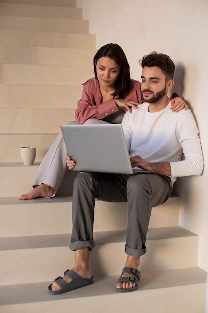 Arbeiten von zu Hause aus an einem ergonomischen Arbeitsplatz