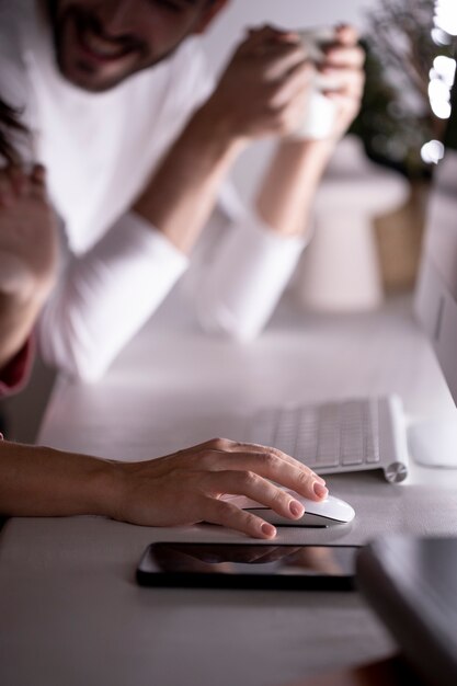 Arbeiten von zu Hause aus an einem ergonomischen Arbeitsplatz