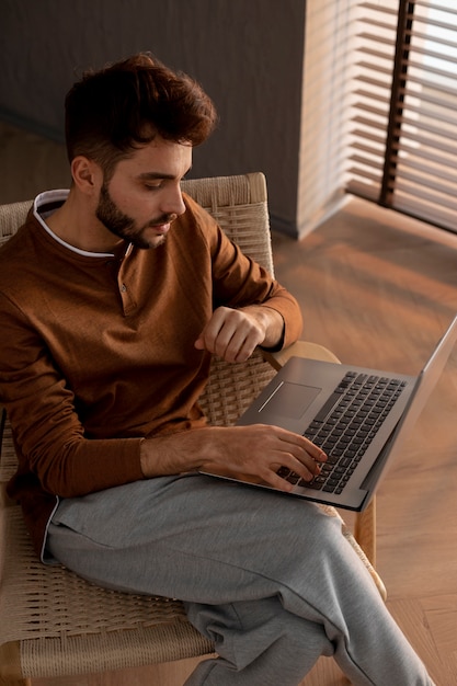 Arbeiten von zu Hause aus an einem ergonomischen Arbeitsplatz