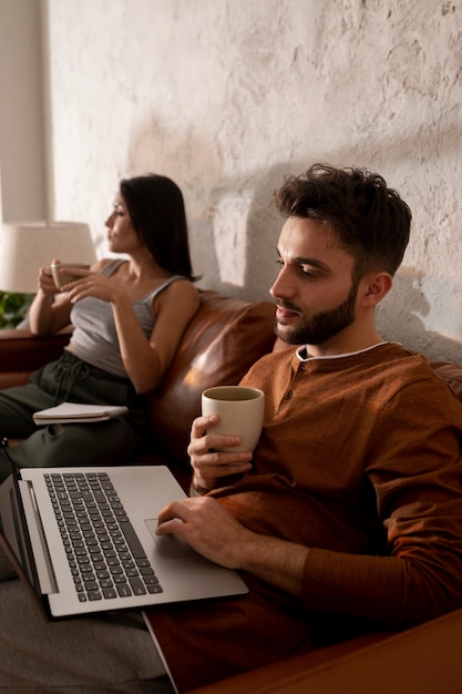 Kostenloses Foto arbeiten von zu hause aus an einem ergonomischen arbeitsplatz