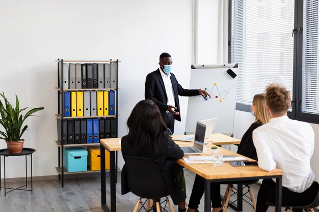 Arbeiten während des Covid-at-Office-Konzepts