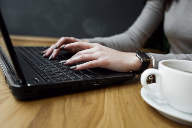 Arbeitende Frau mit Computer Laptop