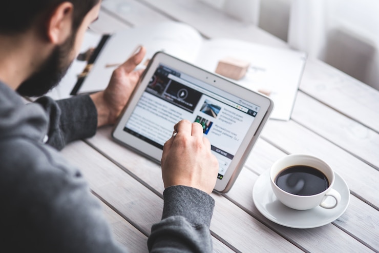 Kostenlose Foto arbeiter das lesen von nachrichten mit tablette