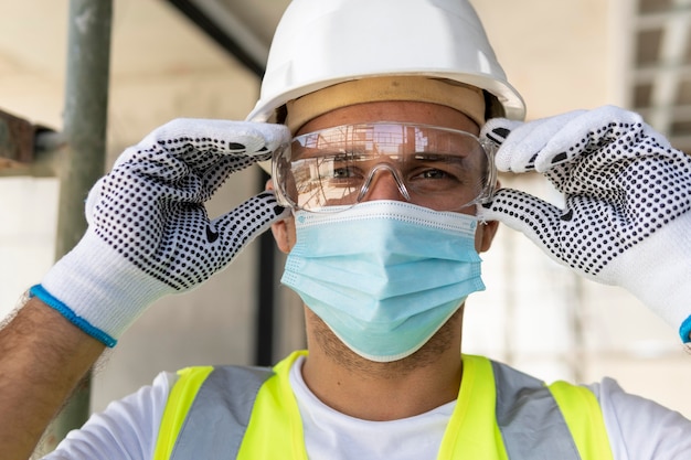 Arbeiter, der eine Schutzbrille auf einer Baustelle trägt