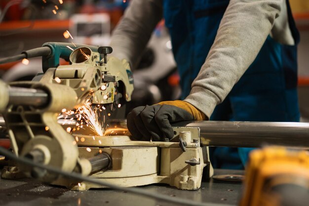 Arbeiter, der mit einem Kreisschleifer an einem Metall mit Funken arbeitet