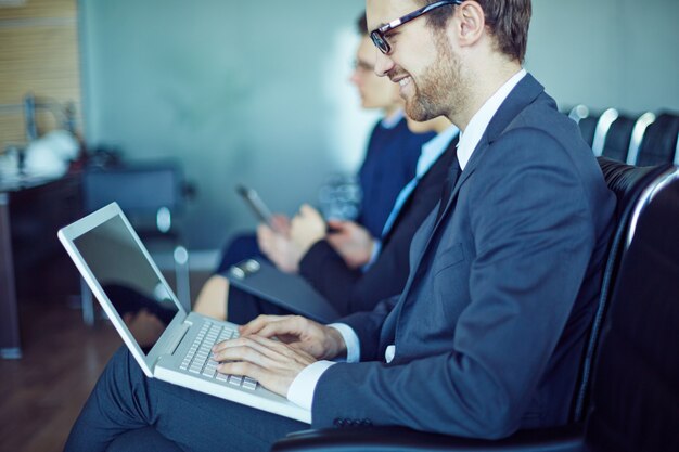 Arbeiter, die eine gute Zeit auf der Konferenz