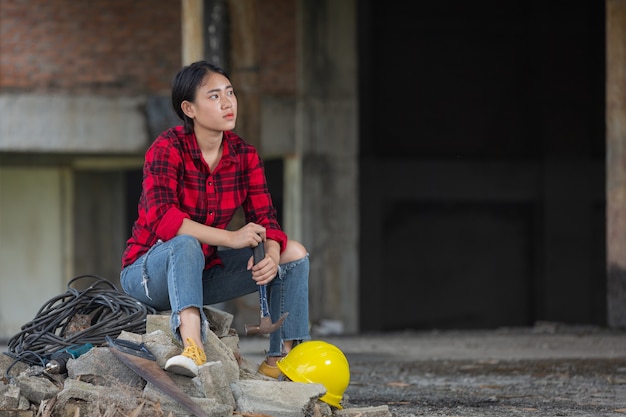 Arbeiter Frau sitzen und entspannen auf der Baustelle, Labor Day Konzept
