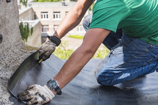 Kostenloses Foto arbeiter führt überholung des daches eines wohnhauses durch