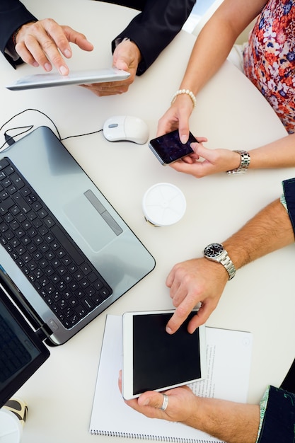 Arbeiter Geräte am Arbeitsplatz mit