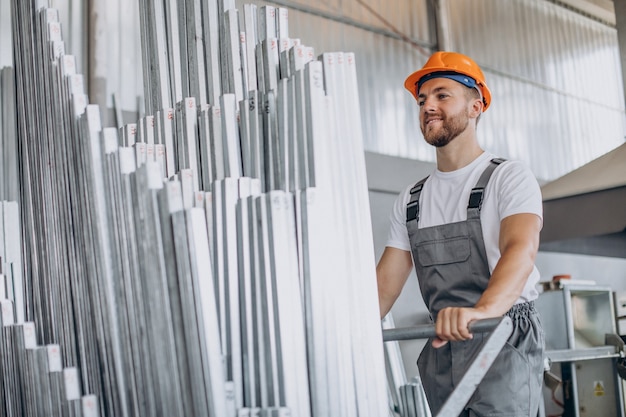 Kostenloses Foto arbeiter im lagerhaus im orangefarbenen helm