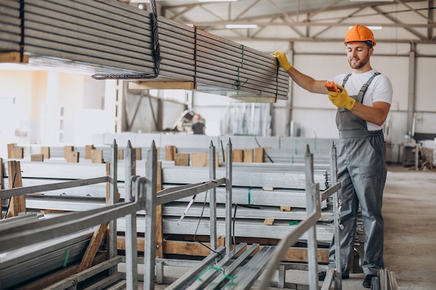 Arbeiter im Lagerhaus im orangefarbenen Helm