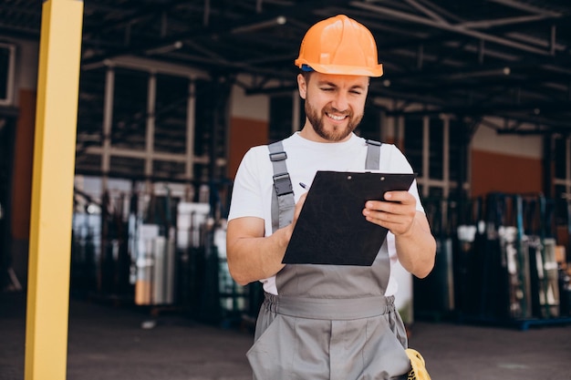 Arbeiter im Lagerhaus mit orangefarbenem Helm