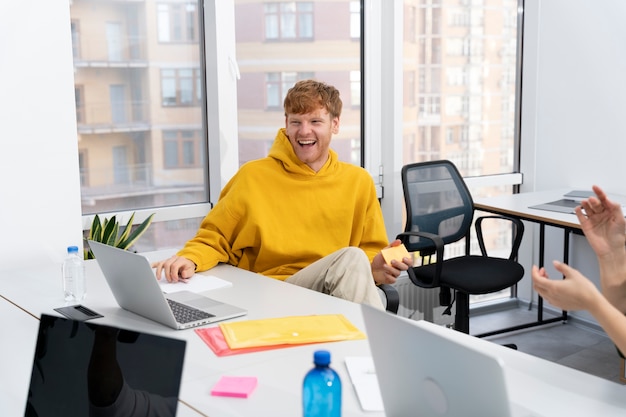 Arbeiter kommen zurück ins Büro