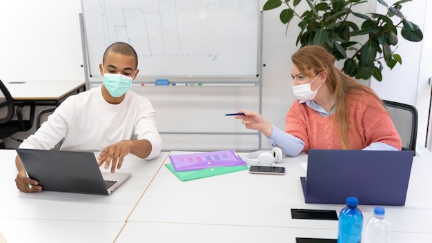 Arbeiter kommen zurück ins Büro