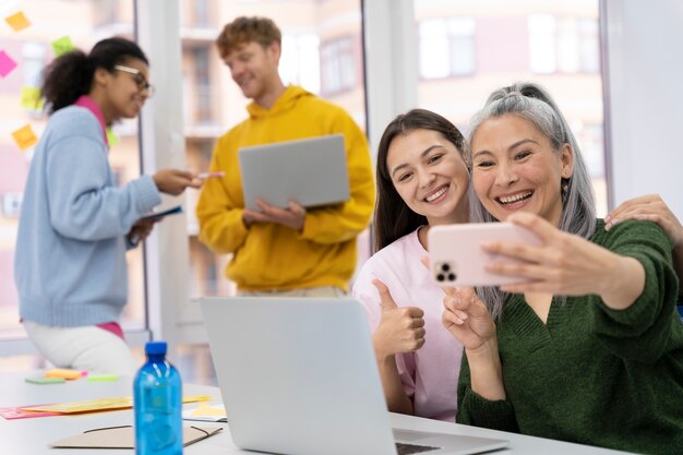 Arbeiter kommen zurück ins Büro