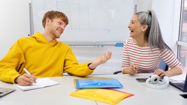 Arbeiter kommen zurück ins Büro