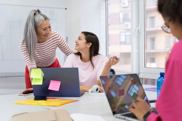 Arbeiter kommen zurück ins Büro