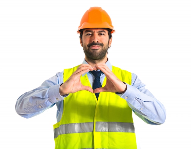 Arbeiter macht ein Herz mit den Händen