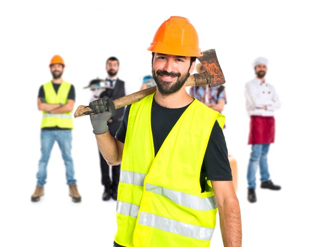 Arbeiter mit Axt über weißem Hintergrund