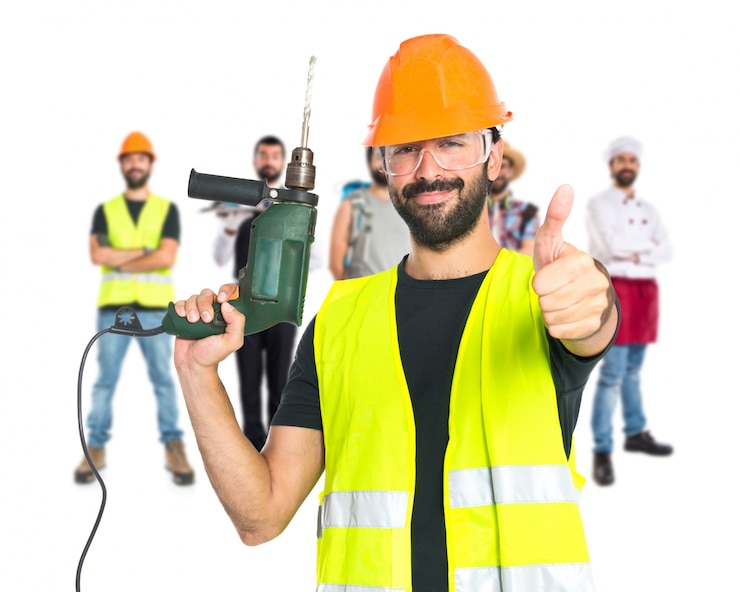 Kostenlose Foto arbeiter mit bohrer auf weißem hintergrund