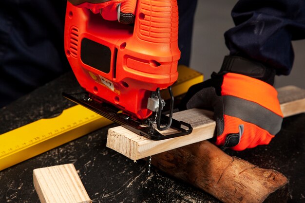 Arbeiter mit hohen Winkeln, der Handschuhe trägt