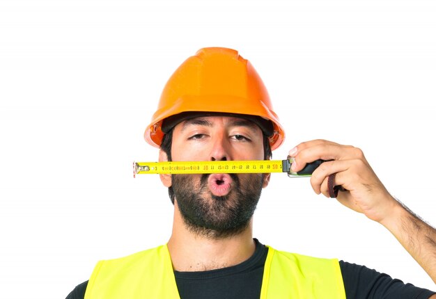 Arbeiter mit Meter wie Schnurrbart über weißem Hintergrund