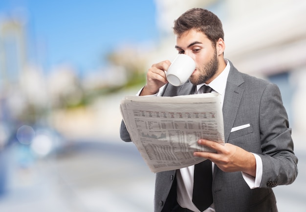 Arbeiter mit Tasse Kaffee Nachrichten lesen