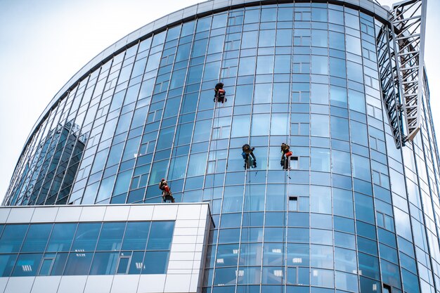 Arbeiter waschen Fenster im Bürogebäude