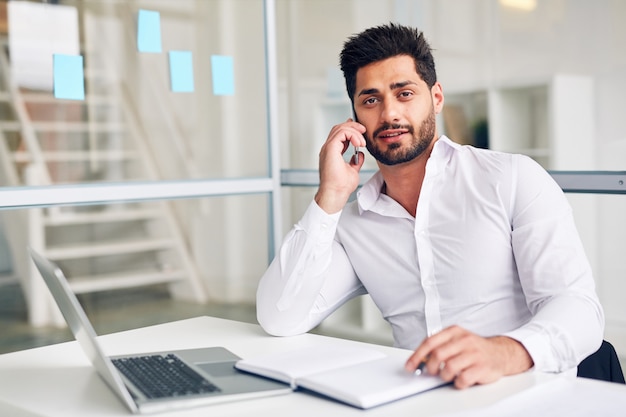 Arbeitgeber am telefon