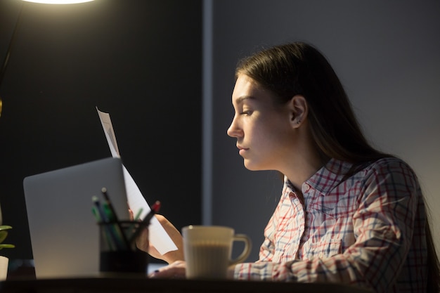 Arbeitnehmerin, die Finanzberichte der Firma analysiert