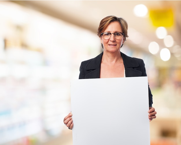 Kostenloses Foto arbeits frau mit einem schild