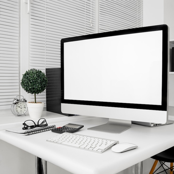 Kostenlose Foto arbeitsbereich mit computerbildschirm und tastatur