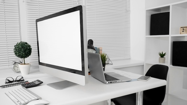 Leerer Arbeitsplatz während der Arbeitszeit, symbolisch für Quiet Quitting, ohne persönliche Gegenstände oder aktive Bildschirme.