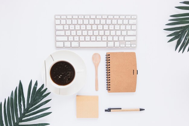 Arbeitsbereich mit Tastatur Tasse und stationär