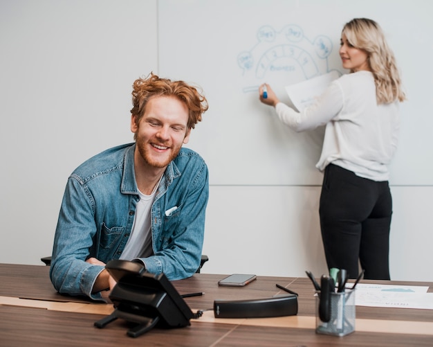 Arbeitskollegen mit einem Whiteboard