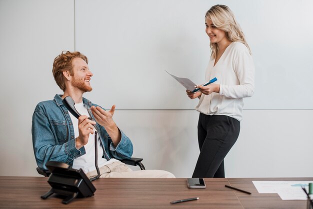 Arbeitskollegen sprechen von vorne