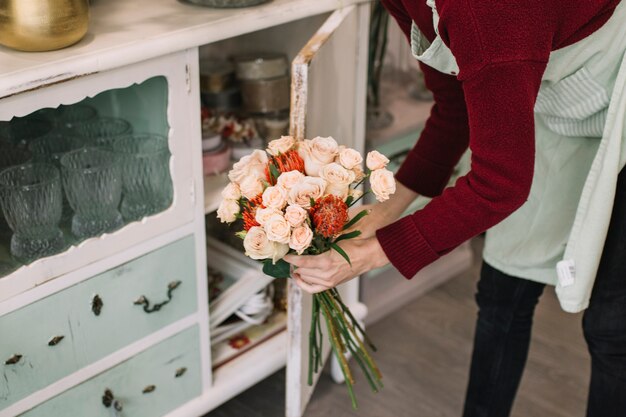 Arbeitskraft des Blumenladens mit Blumenstrauß