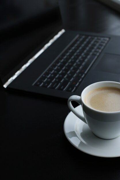 Arbeitsplatz mit Computer und Kaffeetasse