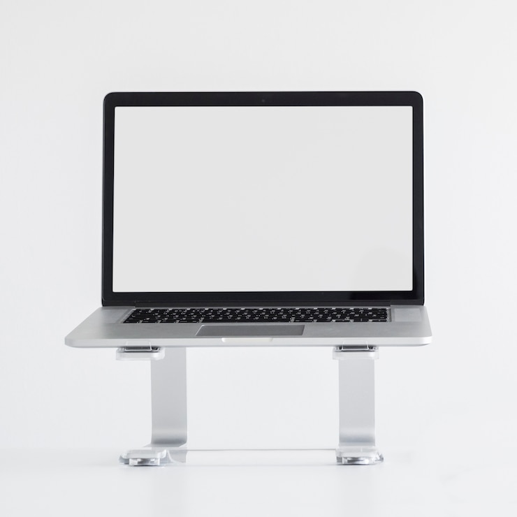 Kostenlose Foto arbeitsplatz mit laptop am stand