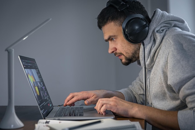 Arbeitsprozess in der Nacht Ein Musiker macht nachts Musik