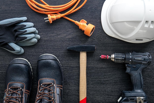 Arbeitswerkzeuge und Dinge eines Bauarbeiters oder Elektrikers von oben