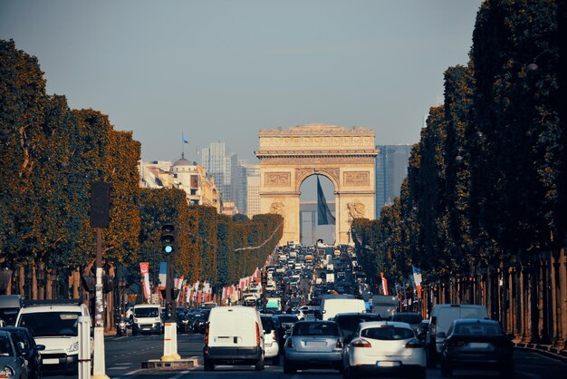 Arc de Triomphe und Straßenansicht in Paris.