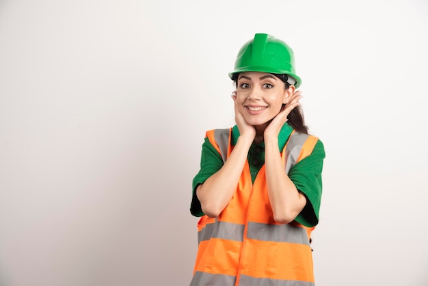 Architekt der jungen Frau in Uniform und Helm. Foto in hoher Qualität