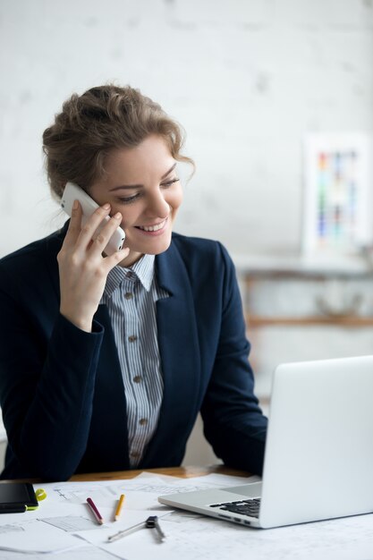 Architekt Frau am Telefon