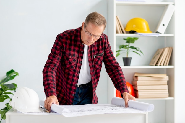 Architekt im Büro Projekt überprüfend